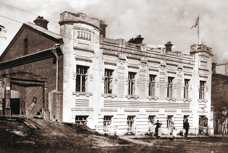 http://khabkrai-nasledie.ru/_mod_files/ce_images/Habarovsk/dom_dohodnyj_k.f._vikulinoj__do_1912___1913_gg.jpg